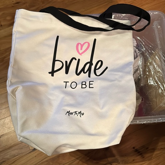 “Bride-to-Be” tote bag - snap closure, approx 14”x16” - Picture 1 of 3